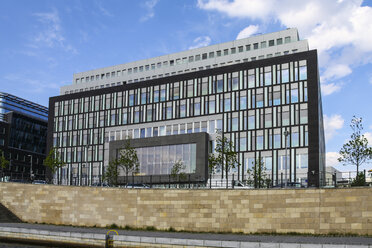 Deutschland, Berlin, Blick von der Spree auf das Gebäude der Bundespressekonferenz - HA000022