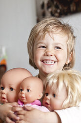 Deutschland, Mädchen mit ihren Puppen, lächelnd - JFEF000078