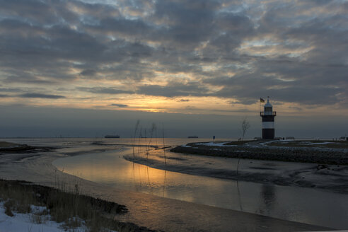 Deutschland, Niedersachsen, Wremen, Blick auf Leuchtturm - SJ000018