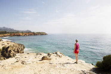 USA, Hawaii, Woman standing on beach - SKF001296