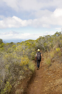 USA, Hawaii, Frau läuft durch einen Wanderweg - SKF001270