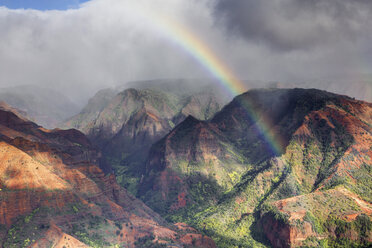 USA, Hawaii, Regenbogen über Canyon - SKF001251