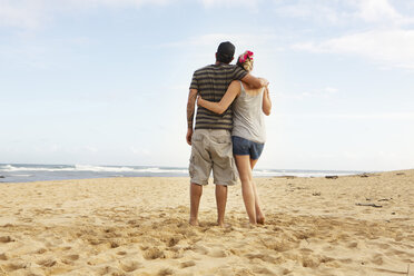 USA, Hawaii, Mittleres erwachsenes Paar steht am Strand - SKF001273