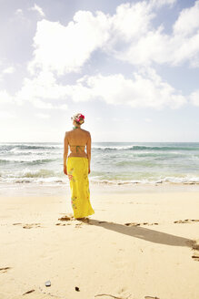USA, Hawaii, Mid adult woman standing on beach - SKF001283