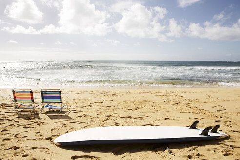 USA, Hawaii, Beach chairs and surfboard on beach - SKF001252