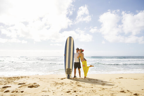 USA, Hawaii, Mittleres erwachsenes Paar küsst sich am Strand - SKF001284