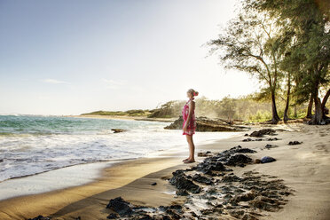 USA, Hawaii, Mid adult woman standing on beach - SKF001288