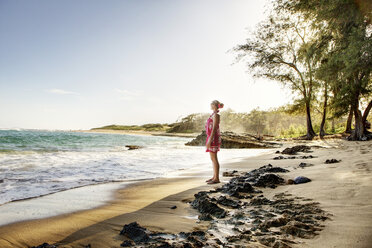 USA, Hawaii, Mittlere erwachsene Frau steht am Strand - SKF001288
