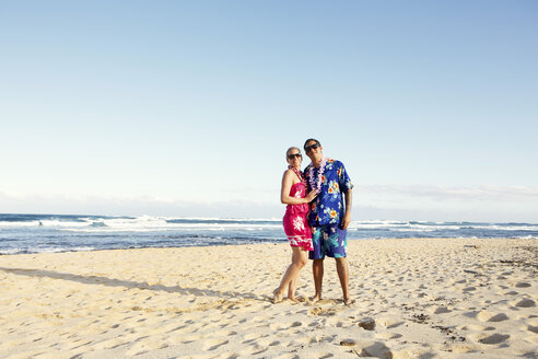 USA, Hawaii, Mittleres erwachsenes Paar steht am Strand - SKF001289