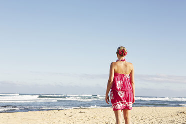 USA, Hawaii, Mittlere erwachsene Frau steht am Strand - SKF001290