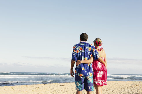 USA, Hawaii, Mittleres erwachsenes Paar steht am Strand - SKF001291