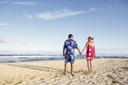 USA, Hawaii, Mittleres erwachsenes Paar geht am Strand spazieren - SKF001292