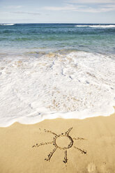 USA, Hawaii, Sonnenzeichnung auf Sand am Strand - SKF001256