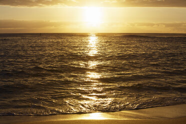 USA, Hawaii, Blick auf den Strand bei Sonnenuntergang - SKF001261
