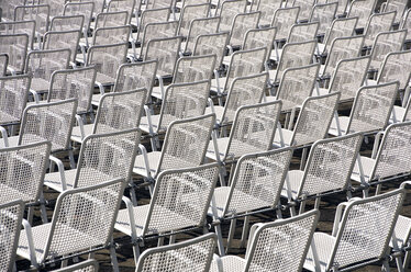 Germany, Hamburg, Steel chairs in Planten un Blomen park - ALE000034