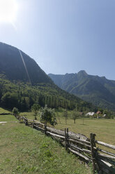 Slowenien, Blick auf den Triglav-Nationalpark und die Julischen Alpen im Hintergrund - LV000036