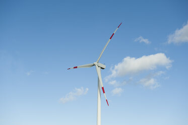 Deutschland, Bayern, Moderne Windmühle gegen Himmel - CRF002404