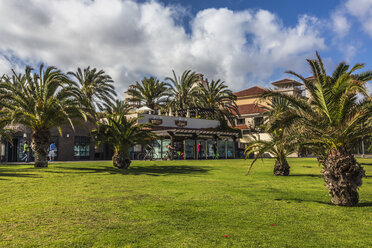 Spanien, Gran Canaria, Blick auf den Park in Meloneras in der Nähe des Leuchtturms - MAB000014