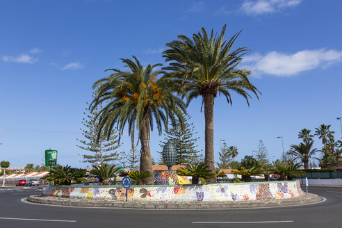 Spanien, Gran Canaria, Blick auf eine Dattelpalme am Playa del Ingles - MABF000010
