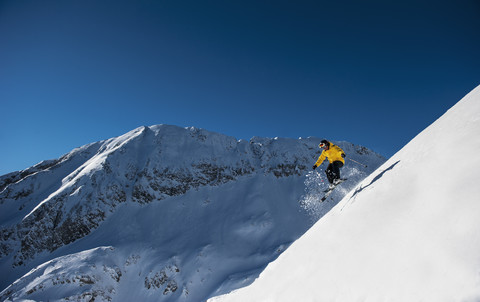 Österreich, Salzburg, Älterer Mann beim Skifahren in den Bergen von Altenmarkt Zauchensee, lizenzfreies Stockfoto