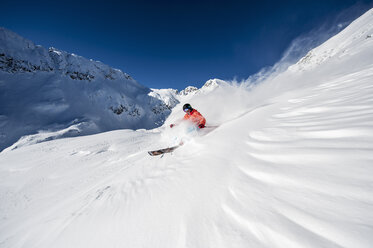 Österreich, Salzburg, Junger Mann beim Skifahren in den Bergen von Altenmarkt Zauchensee - HHF004568