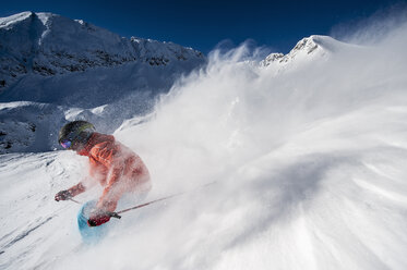 Österreich, Salzburg, Junger Mann beim Skifahren in den Bergen von Altenmarkt Zauchensee - HHF004563