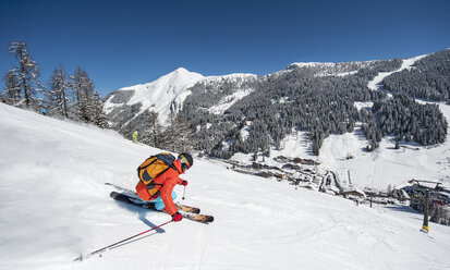 Austria, Salzburg, Young man skiing in mountain of Altenmarkt Zauchensee - HHF004565