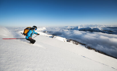 Österreich, Salzburg, Mittlerer erwachsener Mann beim Skifahren in Altenmarkt Zauchensee - HHF004596