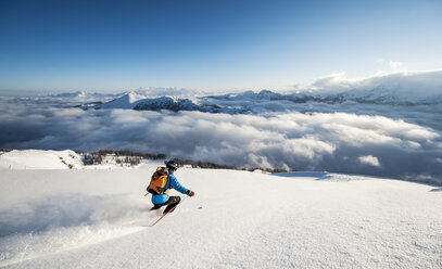 Austria, Salzburg, Mid adult man skiing in mountain of Altenmarkt Zauchensee - HHF004595