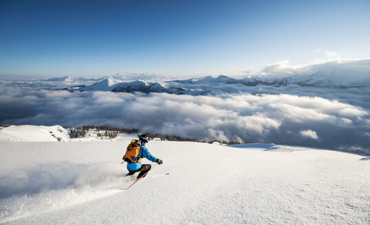 Österreich, Salzburg, Mittlerer erwachsener Mann beim Skifahren in Altenmarkt Zauchensee - HHF004595