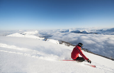 Österreich, Salzburg, Mittlerer erwachsener Mann beim Skifahren in Altenmarkt Zauchensee - HHF004593