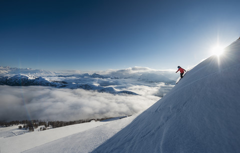 Österreich, Salzburg, Mittlerer erwachsener Mann beim Skifahren in Altenmarkt Zauchensee, lizenzfreies Stockfoto