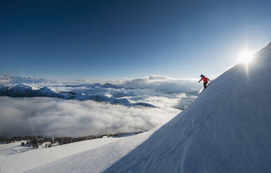 Austria, Salzburg, Mid adult man skiing in mountain of Altenmarkt Zauchensee - HHF004592