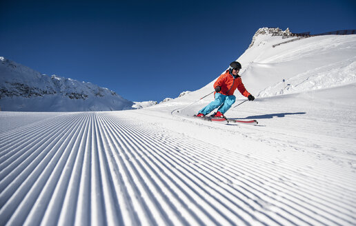 Österreich, Salzburg, Mittlerer erwachsener Mann beim Skifahren in Altenmarkt Zauchensee - HHF004591