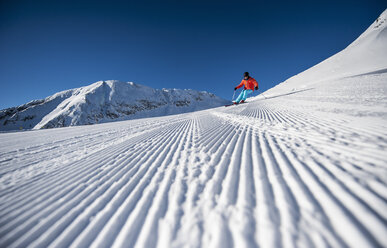 Österreich, Salzburg, Mittlerer erwachsener Mann beim Skifahren in Altenmarkt Zauchensee - HHF004590