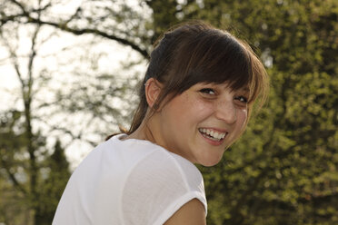 Germany, Baden Wuerttemberg, Portrait of young woman, smiling - LAF000001