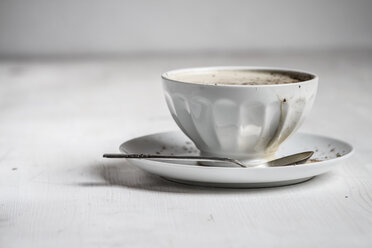 Bowl of coffee sprinkled with chocolate, close up - SBDF000045