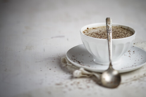 Schale mit Kaffee, bestreut mit Schokolade, Nahaufnahme - SBD000046