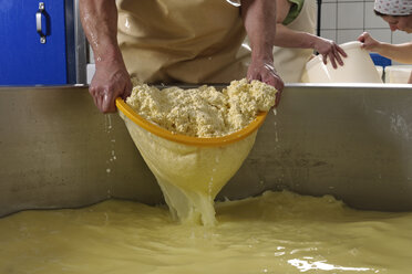 Deutschland, Baden Württemberg, Arbeiter bei der Käseherstellung in der Industrie - LA000015