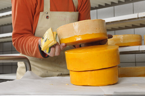 Deutschland, Baden Württemberg, Reife Frau bereitet Käse in der Industrie vor - LA000023