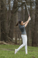 Deutschland, Bayern, Mittlere erwachsene Frau spielt Golf - FF001347