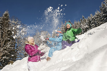 Austria, Salzburg, Young women and man having in snow at Altenmarkt Zauchensee - HHF004576