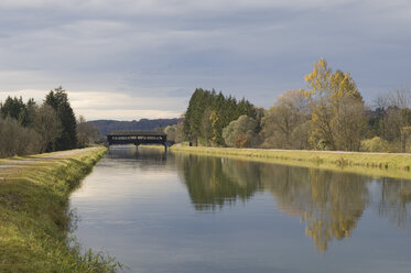 Deutschland, Bayern, München, Blick auf Fluss und Holzbrücke - CR002411