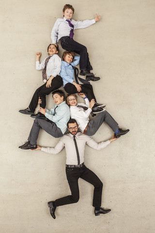 Geschäftsmann trägt Jungen auf der Schulter, lizenzfreies Stockfoto