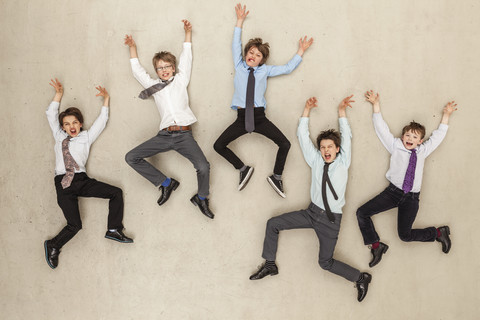Business Boys fliegen im Büro, lizenzfreies Stockfoto