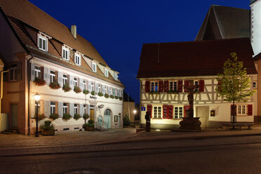 Deutschland, Baden Württemberg, Ansicht des Rathauses bei Nacht - LB000063