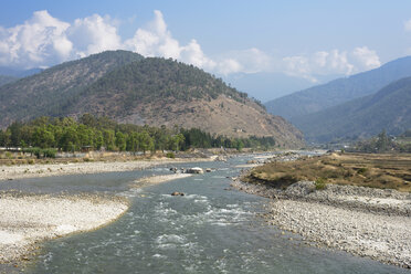 Bhutan, Blick auf das Punakha-Tal am Flussufer - HL000132