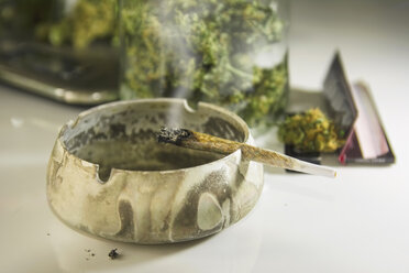 Studio, Burning Marijuana joint on ashtray, close up - REA000010