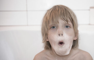 Österreich, Junge in Badewanne sitzend mit Schaum im Gesicht - CWF000044