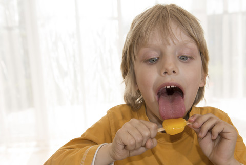 Österreich, Junge leckt Speiseeis, lizenzfreies Stockfoto